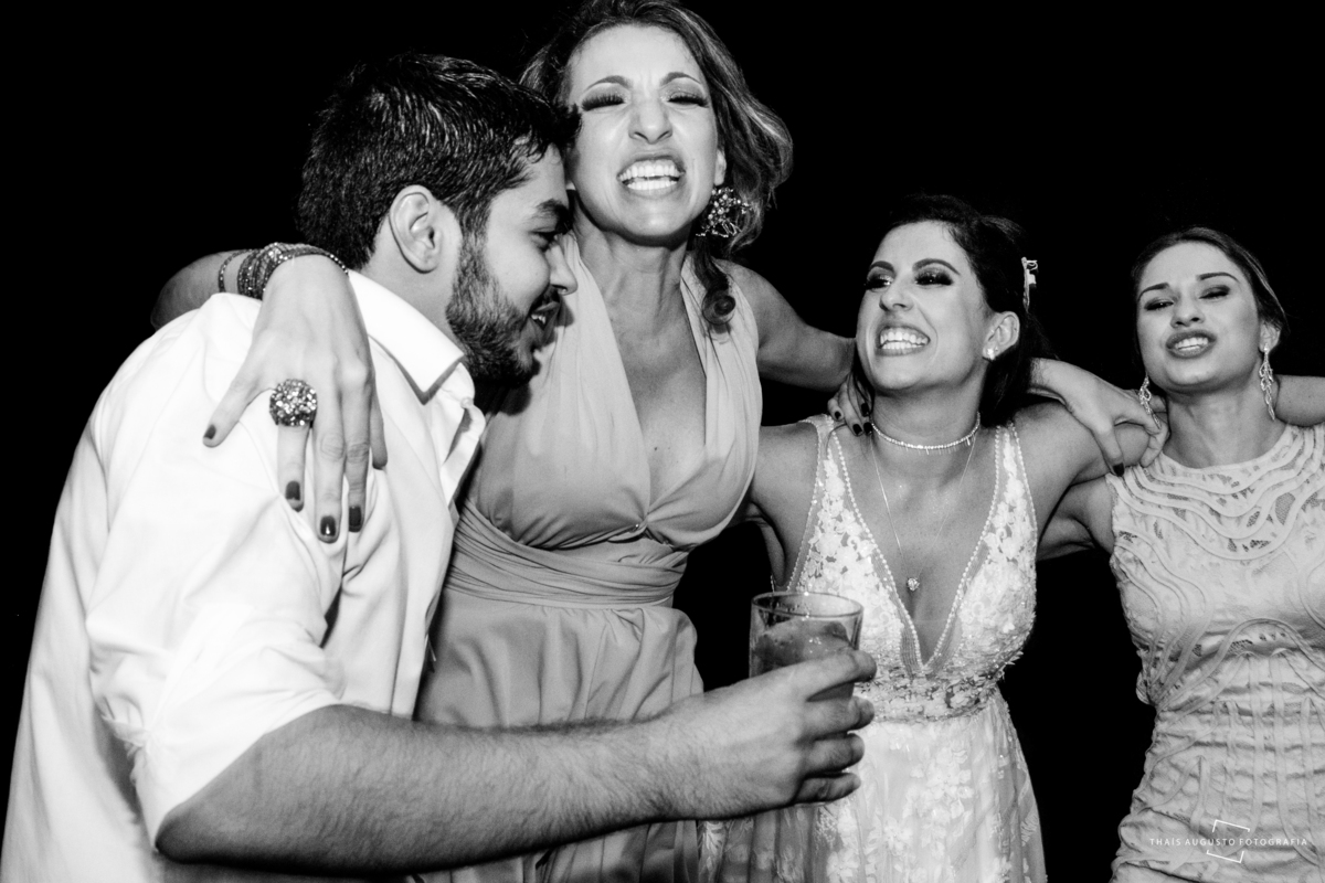 madrinhas e noivos se divertindo no casamento