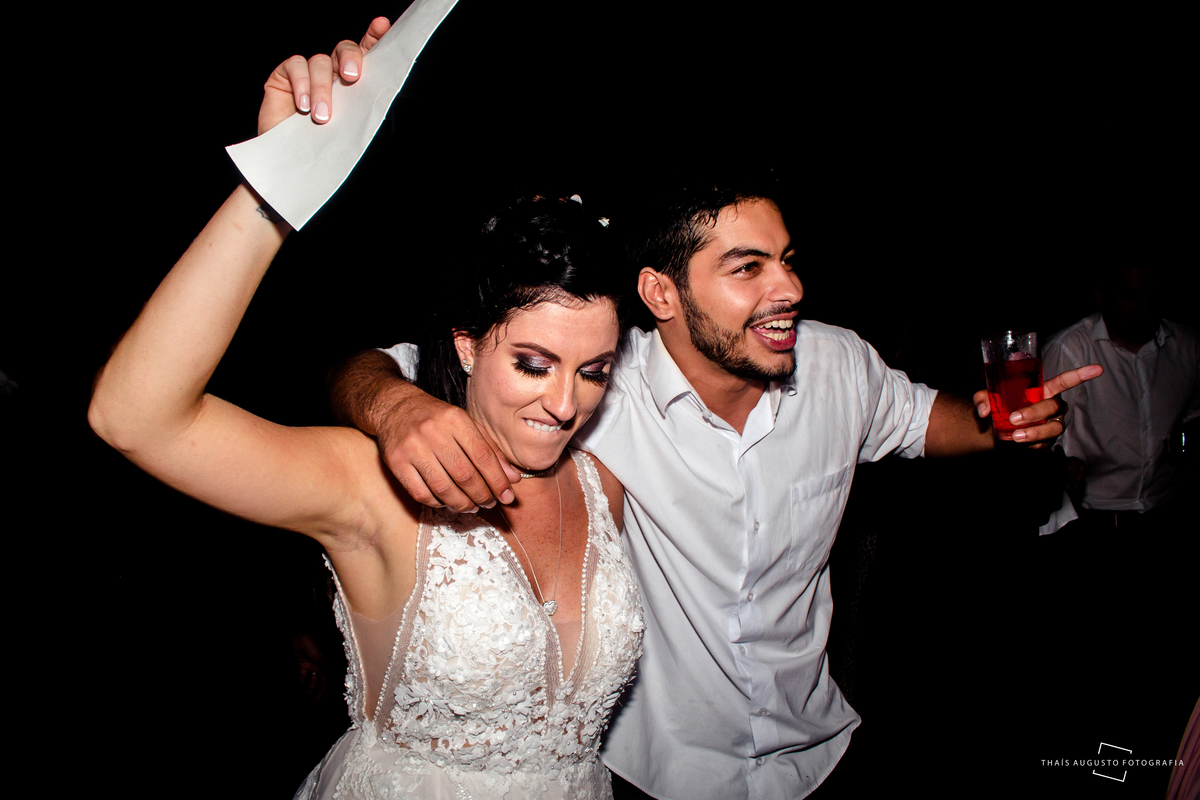 noivos dançando no dia do casamento