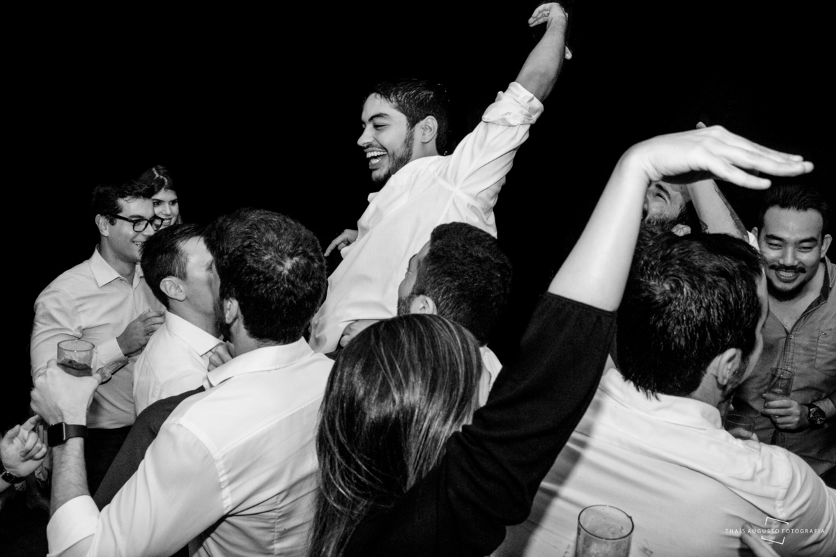 amigos jogam noivo pra cima no dia do casamento