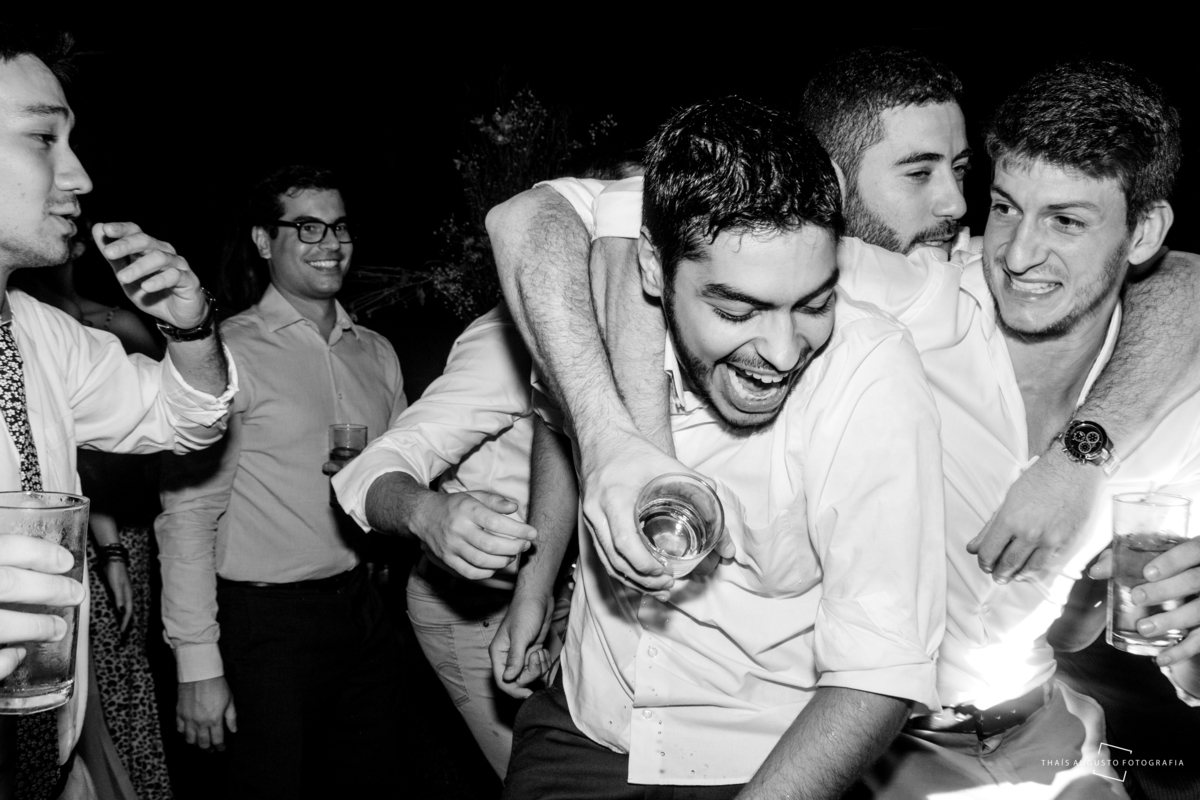 amigos e noivos no casamento