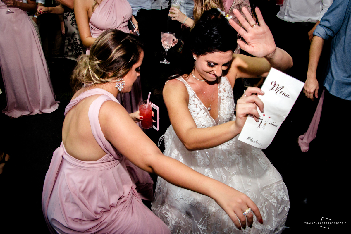 noiva dança até o chão no casamento