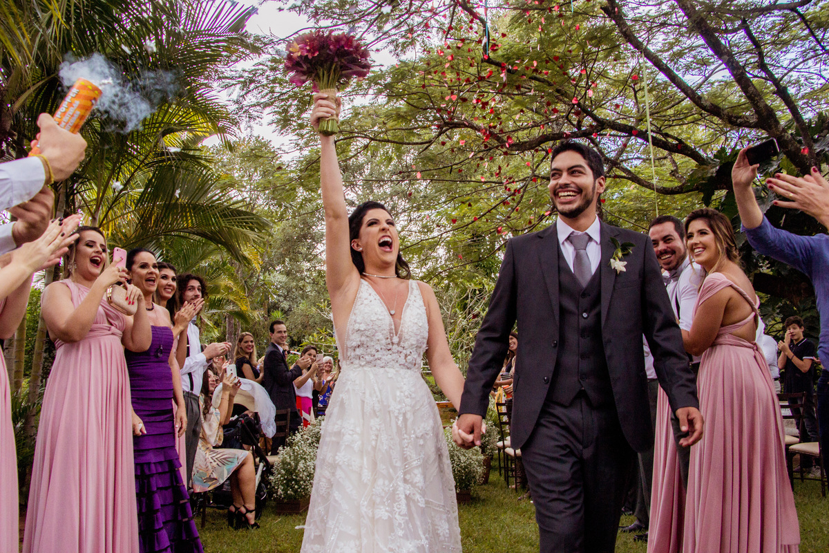 saída dos noivos, fotógrafa de casamento em bauru faz fotos espontâneas como se fosse uma convidada na festa