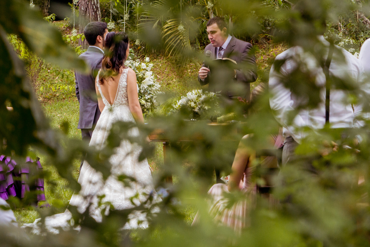 casamento na chácara, momento lindo registrado em ângulo diferente por fotografo de casamento Thais Augusto Fotografia
