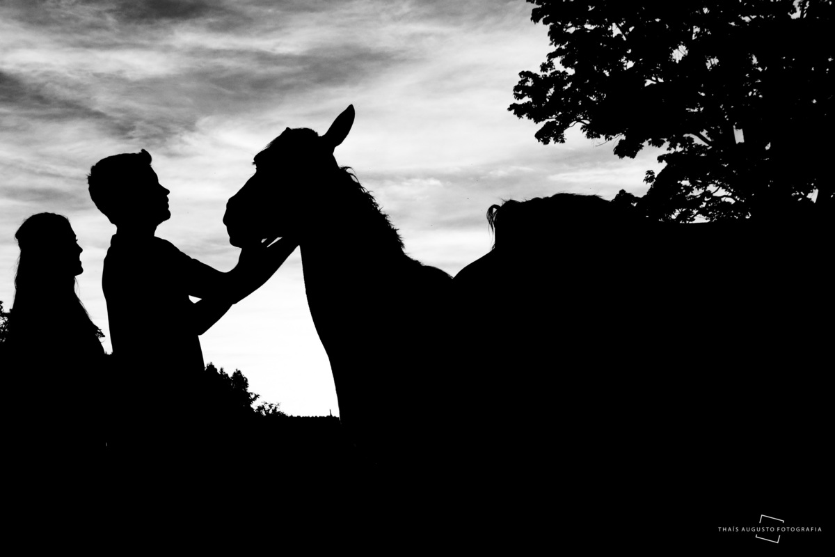 silhueta foto de ensaio pre casamento em preto e branco