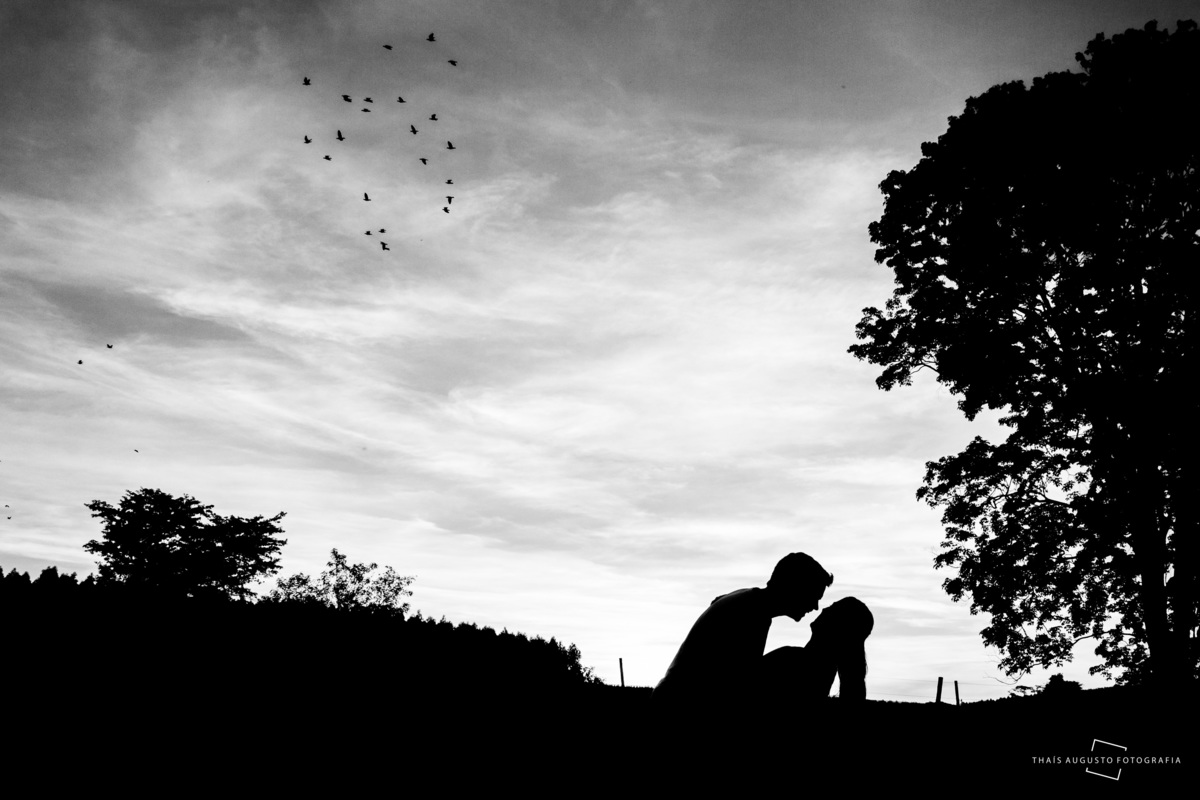 casal em silhuetas preto e branco foto de ensaio de casamento estilo cowntry realizado no interior de sp