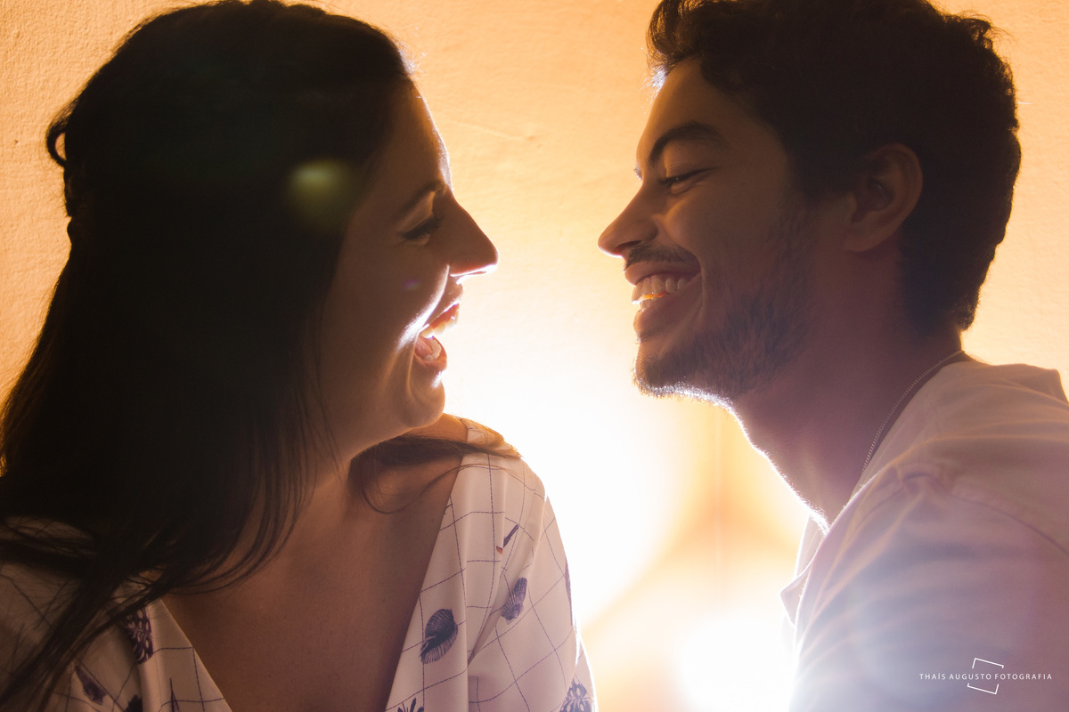 momento de casal em ensaio pré-wedding feito pela fotógrafa de casamento na cidade de bauru-sp