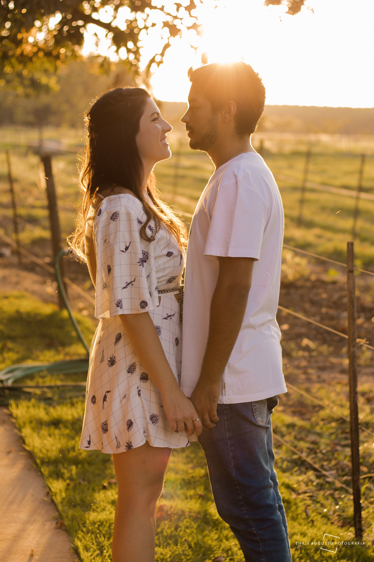 foto no por do sol em sítio para ensaio antes de casamento para casais. ensaio bem romântico cowntry 