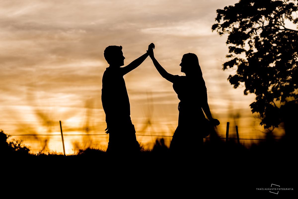 foto de casal no por do sol, ensaio antes de casamento 