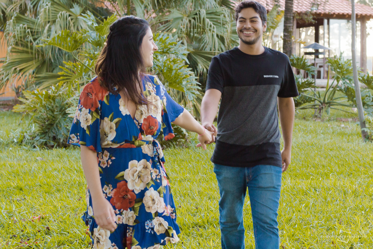 ensaio de casamento noivos felizes no campo, ensaio em bauru-sp