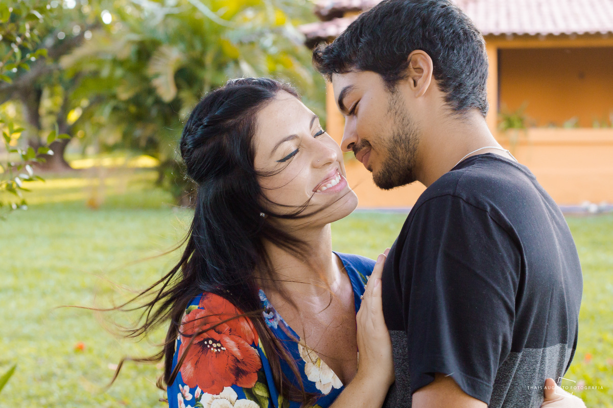 noivos fazem ensaio pré - wedding em chácara com movimento e fotógrafa de casamento em bauru registra momentos