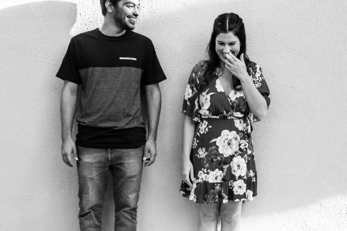 noivos se divertem no ensaio pré-wedding e fotógrafa de casamento registra momentos divertidos e ensaio cowntry