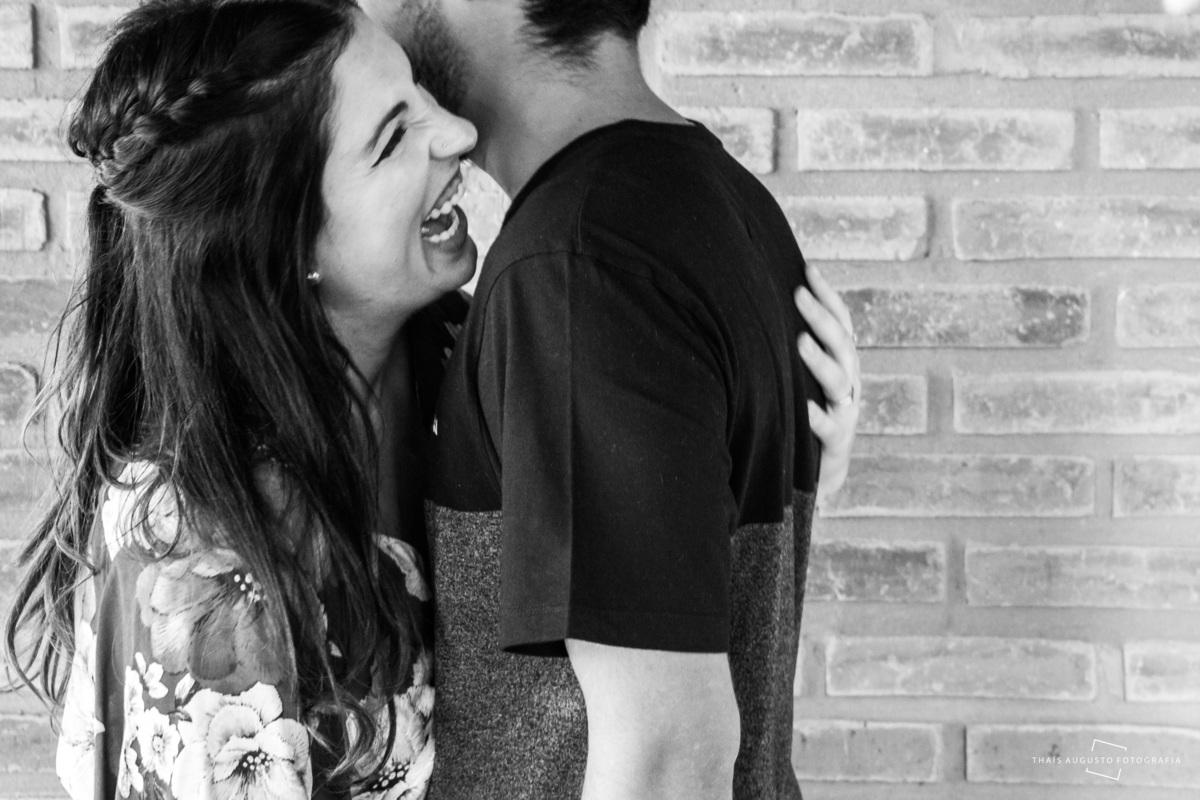 casal faz ensaio divertido e espontâneo antes do casamento e fotógrafa tem momentos unicos no registro do casal consegue fotos lindissimas de ensaio pré wedding