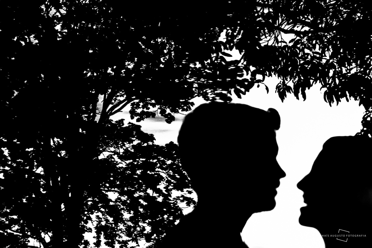 foto em preto e branco de casal em ensaio divertido e temático cowntry é registrado pela fotografa de casamento em bauru-sp