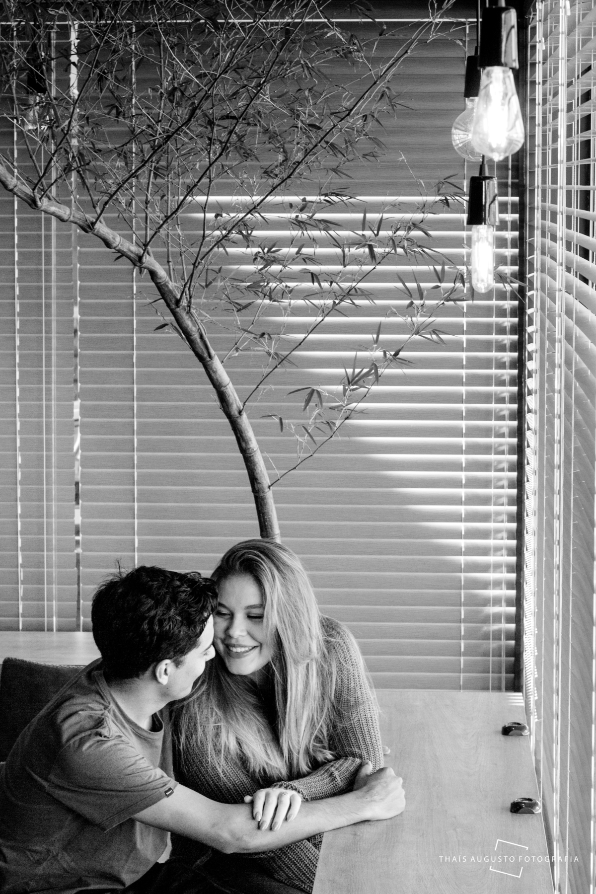 Coffe Time Bauru tem ensaio fotográfico de Casal de noivos e fotógrafa registra momento descontraído e espontâneo do casal fotos de Thais Augusto Fotografia em Bauru-SP fotógrafo de casamento e ensaios fotógrafo em bauru e região