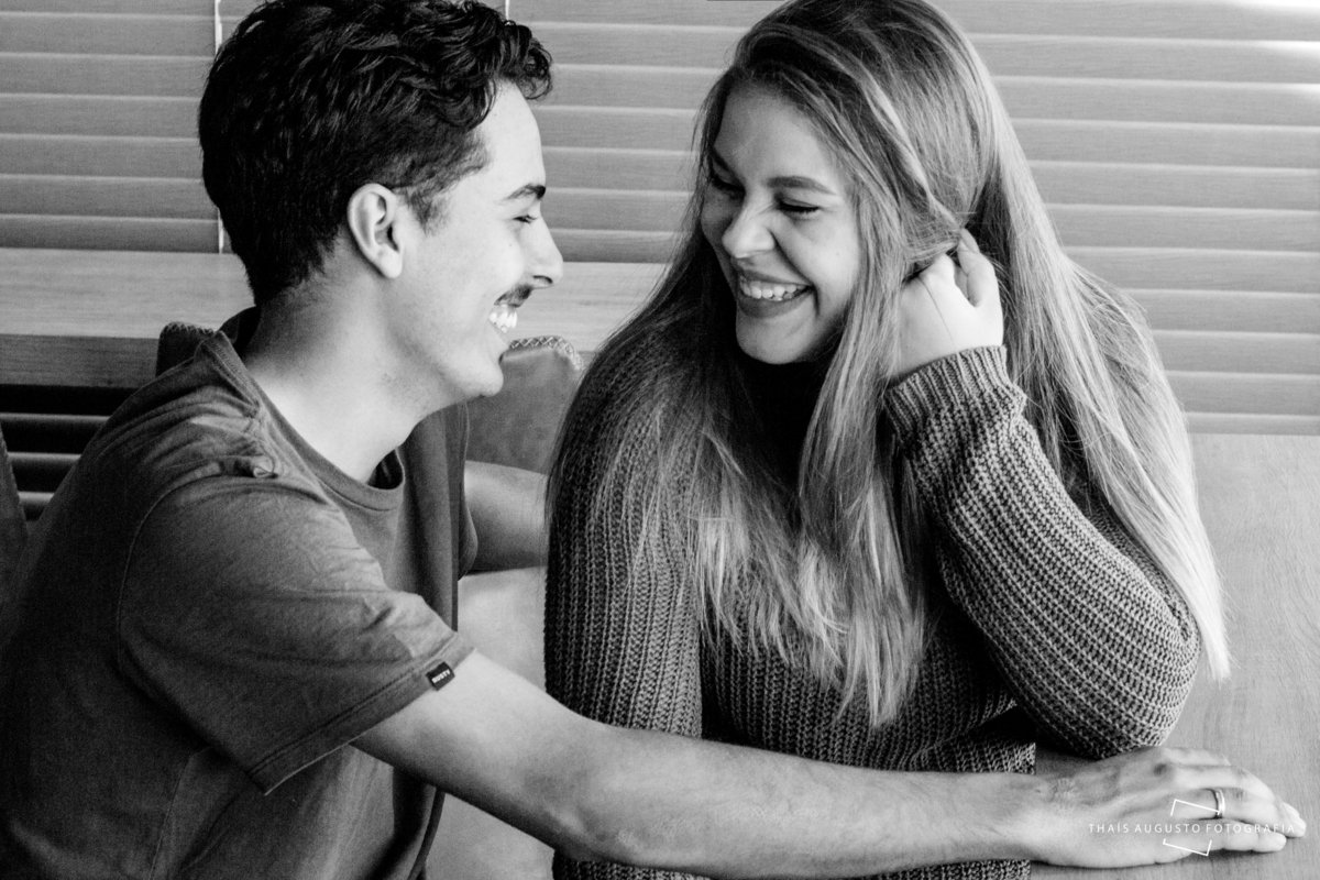 Coffe Time Bauru tem ensaio fotográfico de Casal de noivos e fotógrafa registra momento descontraído e espontâneo do casal fotos de Thais Augusto Fotografia em Bauru-SP fotógrafo de casamento e ensaios fotógrafo em bauru e região