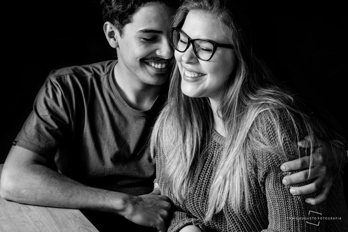 sorriso casal de noivos, faz ensaio na cafeteria em Bauru, Cofe Time Bauru. Fotos de Thais Augusto Fotografia, fotografo de casamento e ensaio para casais. fotógrafo em bauru e região