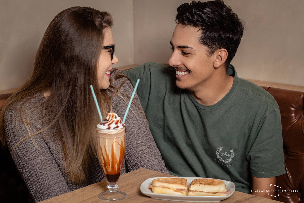 casal faz ensaio na cafeteria de bauru coffe time, tomam milk shake e misto quente logo pela manhã, ensaio super discontraído e dinamico, super criativo para casais que buscam autoria para o casamento as fotos são espontâneas e belíssimas fotógrafo em bau