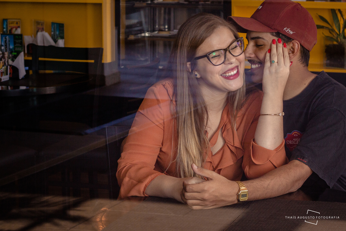 Ensaio de noivos em Bauru é realizado na cafeteria Café DellArte na Getúlio Vargas, fotos realizadas pela fotógrafa de casamento Thais Augusto Fotografia, café, amor, autoria, vidro, espelho, boné óculos, noivos se casam em 2019 foto na cafeteria de Bauru