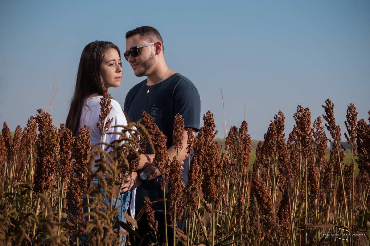 ensaio divertido no campo realizado pela melhor fotógrafa de casamento de bauru