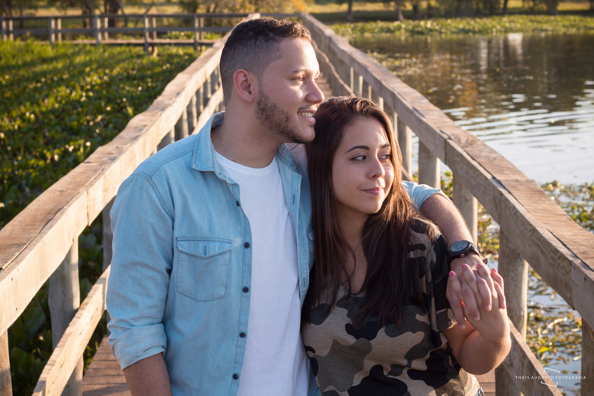 ensaio fotográfico em Arealva é realizado por fotografo de casamento em Bauru, Prainha de Arealva ponte de arealva fotógrafa faz registro de pré casamento ensaio fotográfico noivos