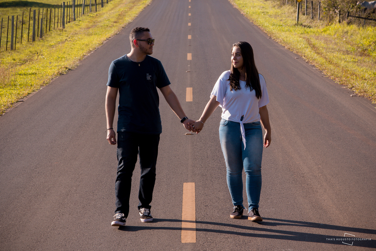 casal caminhando na estrada, fotógrafo de casamento Thais Augusto Fotografia