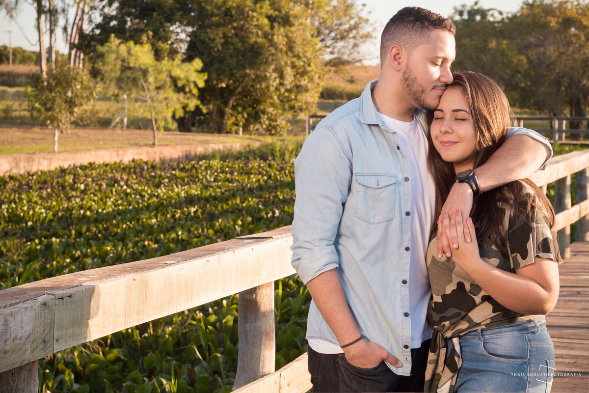 ensaio fotográfico em Arealva é realizado por fotografo de casamento em Bauru, Prainha de Arealva ponte de arealva fotógrafa faz registro de pré casamento ensaio fotográfico noivos