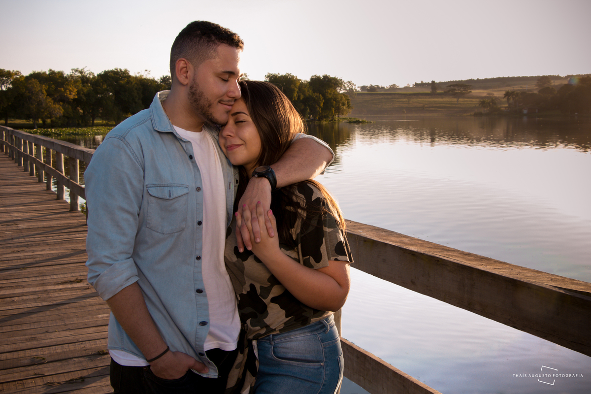 fotos em lago de casal em ensaio pré casamento transmite sentimento e a fotógrafa Thais Augusto faz registro 