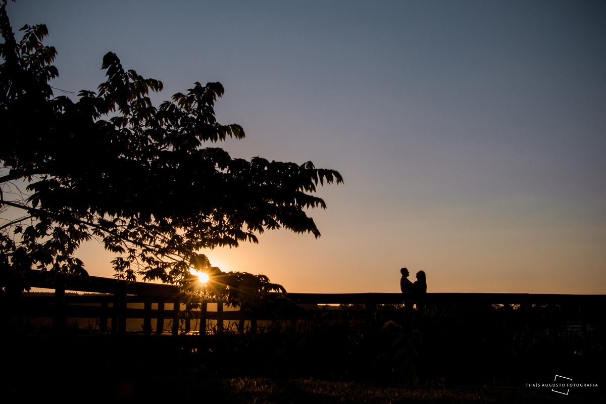 praia de arealva, prainha de arealva ensaio de noivos, fotos de noivos pré casamento ensaio de casamento wedding casamento em bauru fotógrafo de casamento em bauru fotos em bauru pôr do sol de arealva prainha, praia e ponte de arealva  silhueta por do sol