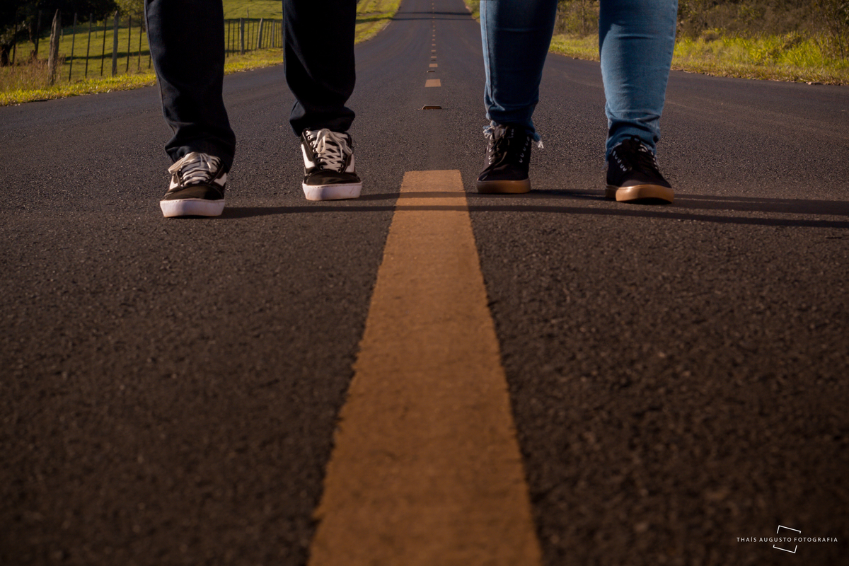 foto dos pés de casal em ensaio pré wedding pré casamento fotógrafo de bauru