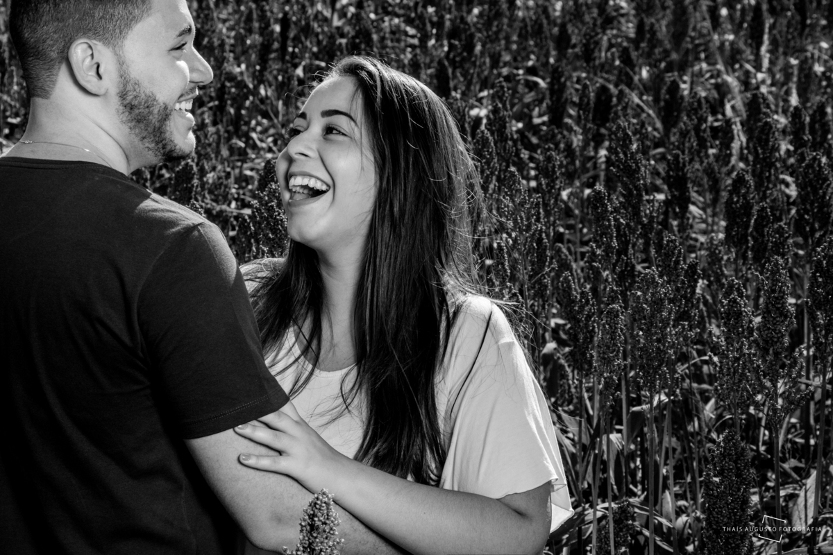 fotos espontaneas de casal é realizado pela fotógrafa Thais Augusto fotógrafa de casamento de Bauru-sp, ensaio realizado em Arealva