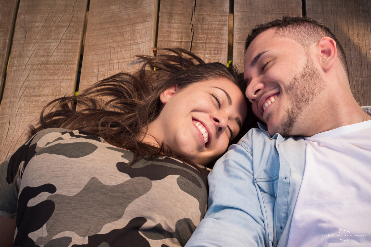 casal na madeira, sorriso espontaneo fotógrafa direcionando casais para as fotos antes do casamento