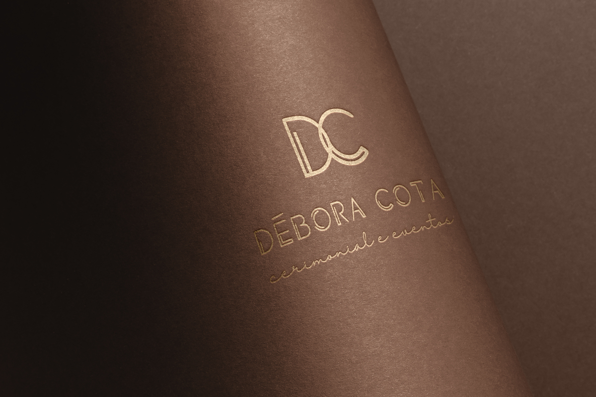 Sigla DC Débora Cota, aplicação para vinhos, páginas em hotstamping 