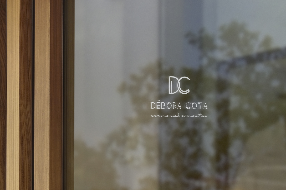 Marca aplicada no vidro para personalização do ambiente físico