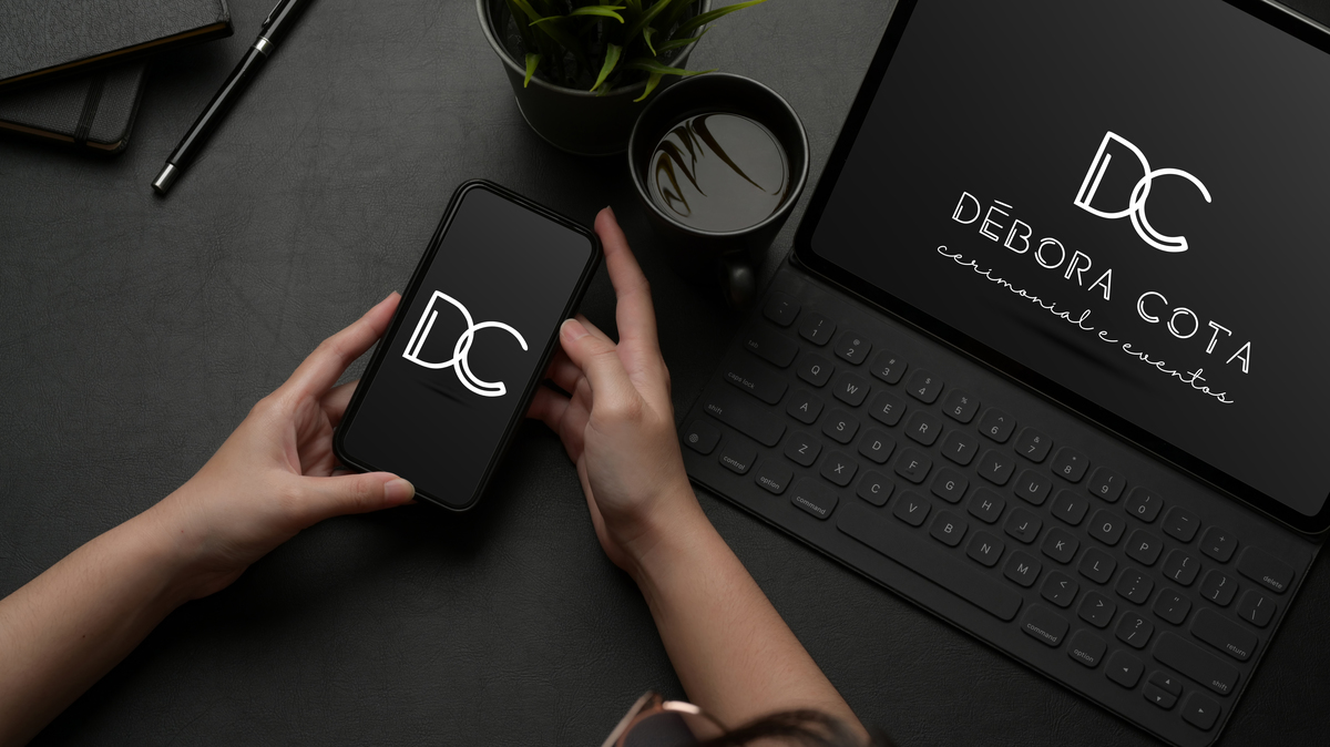 Plano de fundo e tela sigla marca Debora Cota