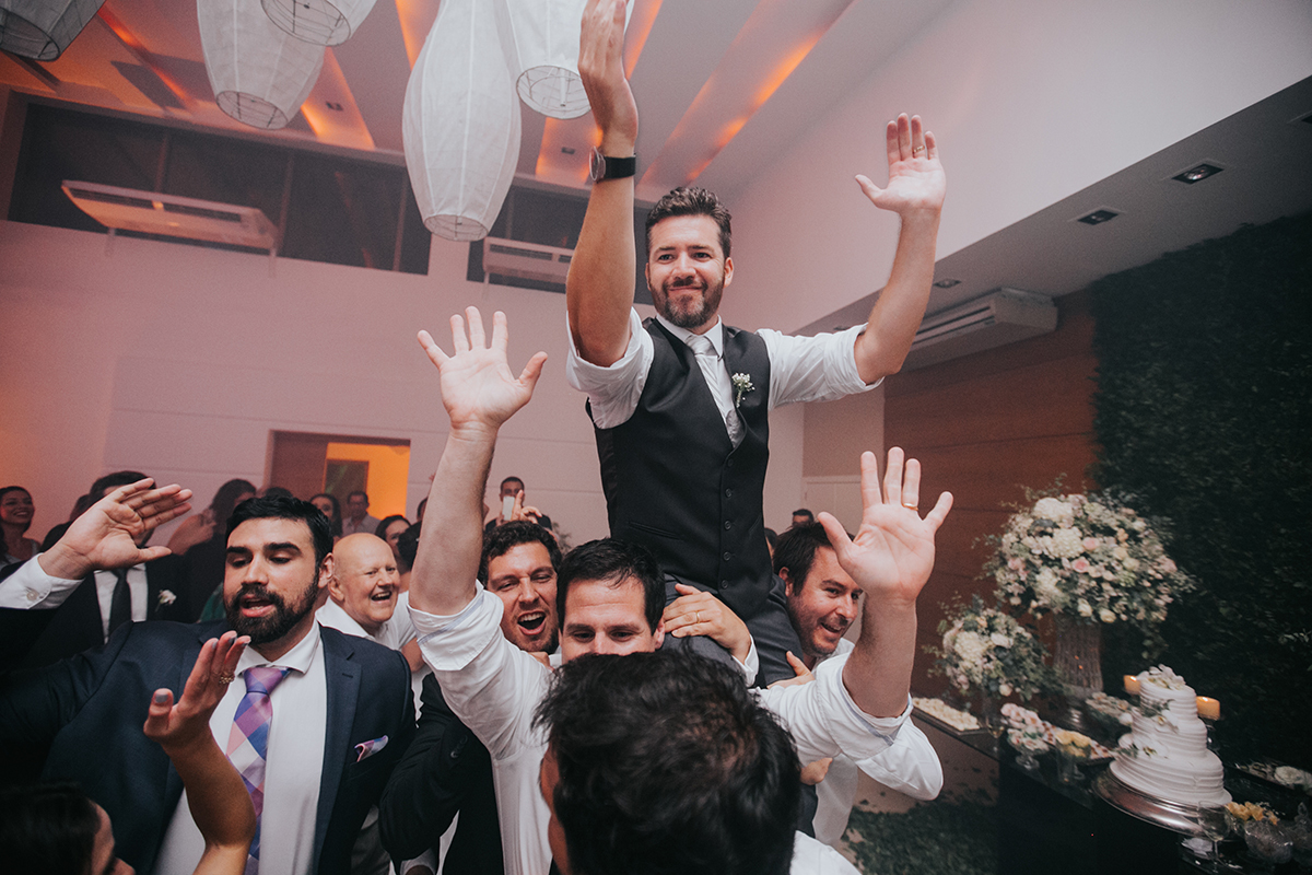 Casamento Chácara Fróes Casamento Igreja Paróquia São Francisco Xavier Casamento Noite Making of Noiva Hotel Qualitá Hotel Mercure Escola de Samba no Casamento Estacio de Sá Casamento Reggaeton em Casamento Casal Brasil Chile 