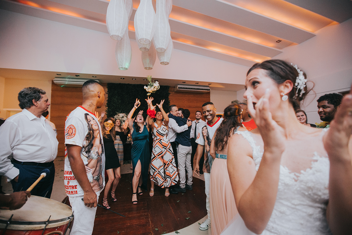 Casamento Chácara Fróes Casamento Igreja Paróquia São Francisco Xavier Casamento Noite Making of Noiva Hotel Qualitá Hotel Mercure Escola de Samba no Casamento Estacio de Sá Casamento Reggaeton em Casamento Casal Brasil Chile 