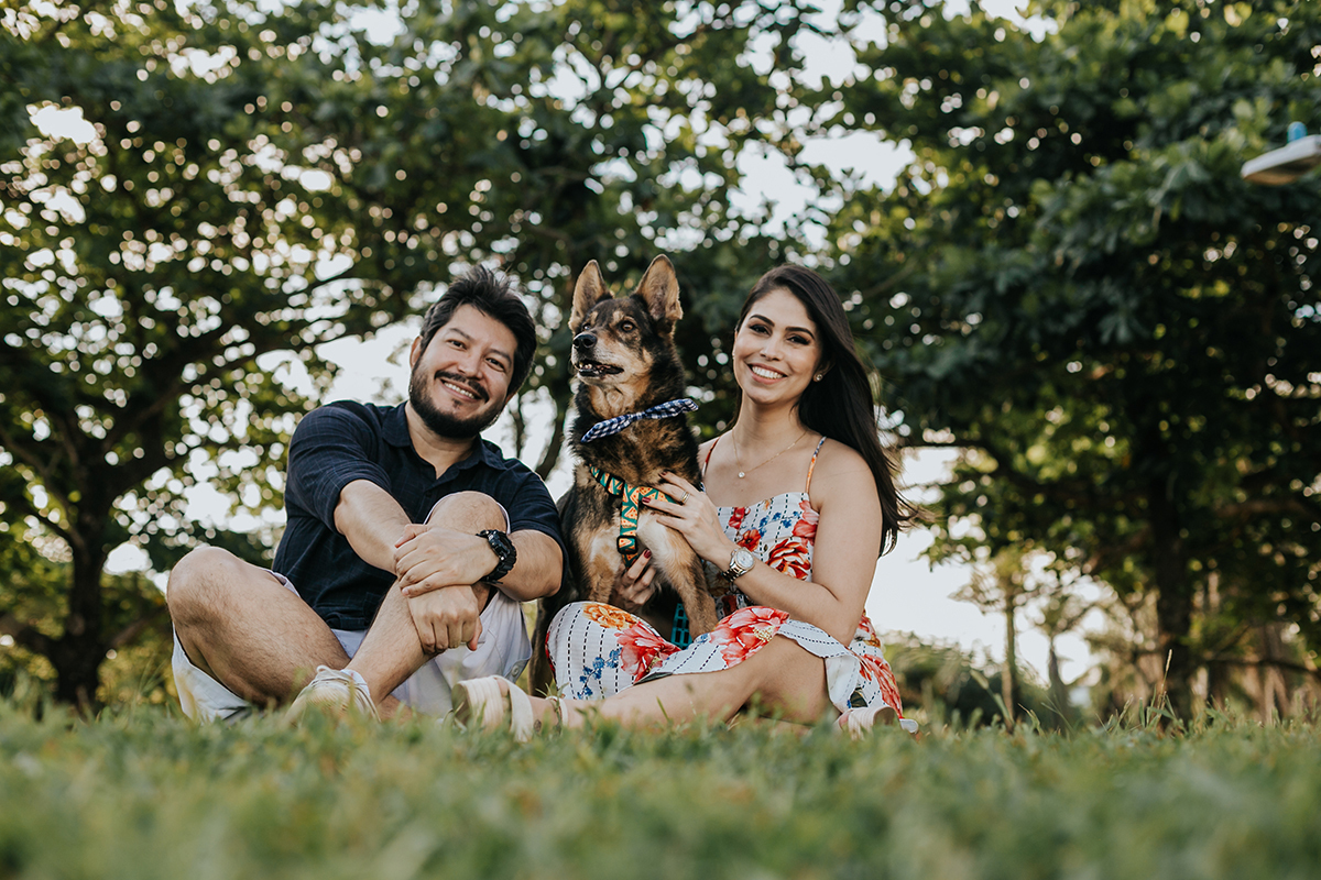Ensaio de Casal Aterro do Flamengo Ensaio de Casal com cachorro Ensaio com o pet Praia do Flamengo RJ Pre Casamento Fotos de Casal 