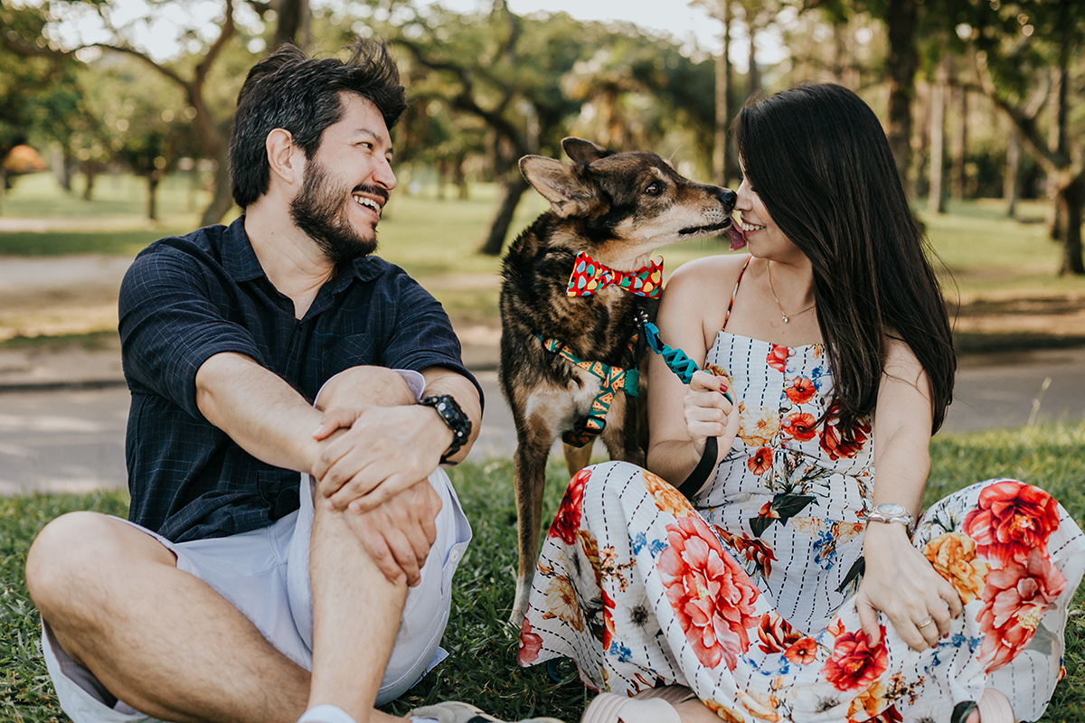 Ensaio de Casal Aterro do Flamengo Ensaio de Casal com cachorro Ensaio com o pet Praia do Flamengo RJ Pre Casamento Fotos de Casal 