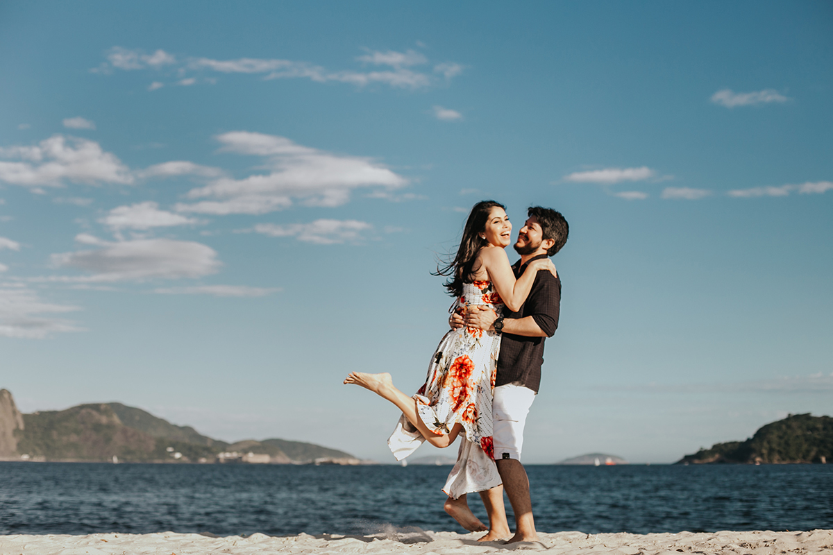 Ensaio de Casal Aterro do Flamengo Ensaio de Casal com cachorro Ensaio com o pet Praia do Flamengo RJ Pre Casamento Fotos de Casal 