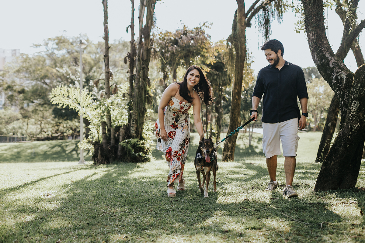 Ensaio de Casal Aterro do Flamengo Ensaio de Casal com cachorro Ensaio com o pet Praia do Flamengo RJ Pre Casamento Fotos de Casal 