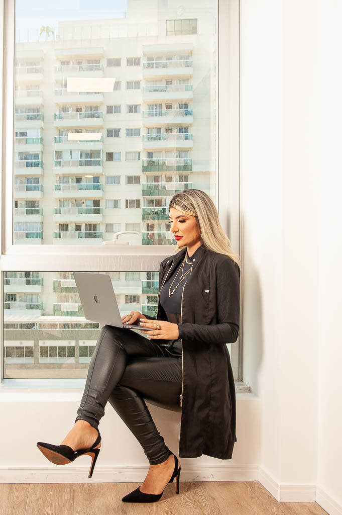  ensaio profissional corporativo em estudio barra da tijuca dentista Business Session com notebook