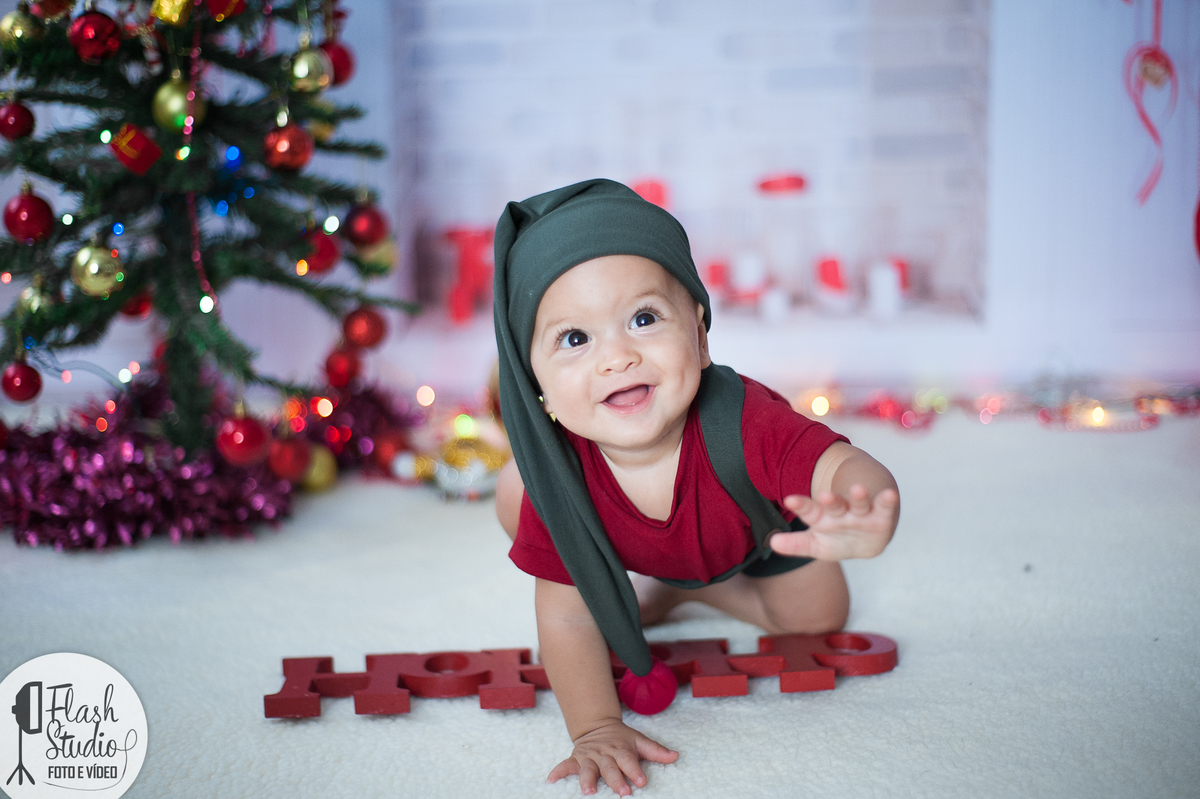bebe engatinhando, em ensaio infantil de natal, no rio de janeiro
