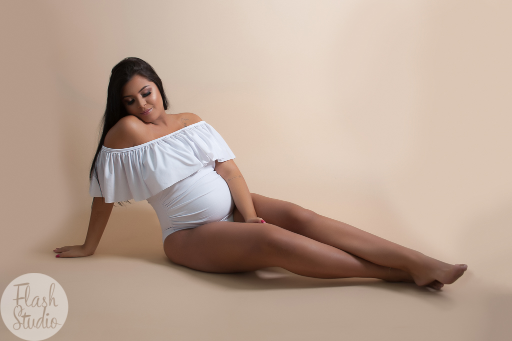 deitada, gestante posa em ensaio fotografico de gestante em estudio, no rio de janeiro - RJ