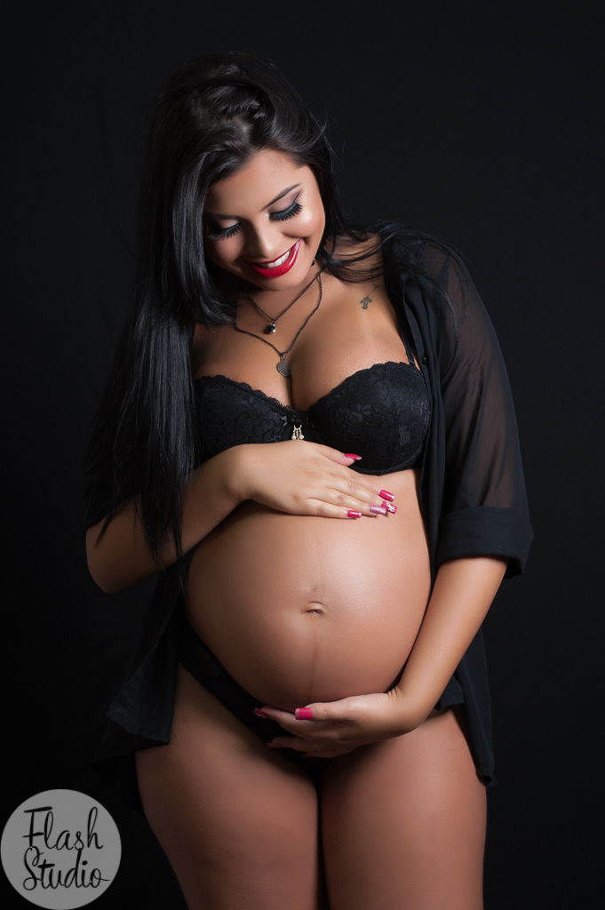 gravida sorrindo, em ensaio fotografico de gestante em estudio, no rio de janeiro - RJ