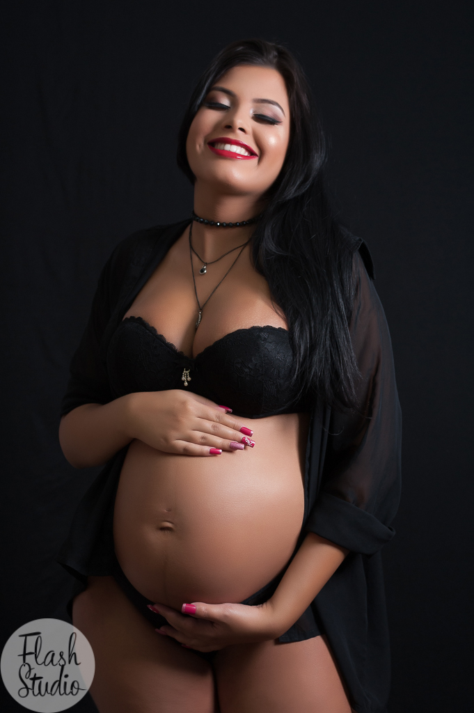 gravida posando em ensaio fotografico de gestante em estudio, no rio de janeiro - RJ