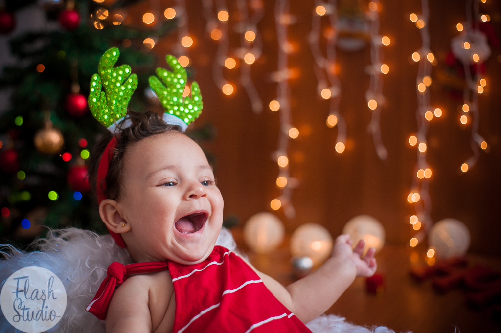Bebê sorrido em ensaio fotografico de natal, no rio de janeiro