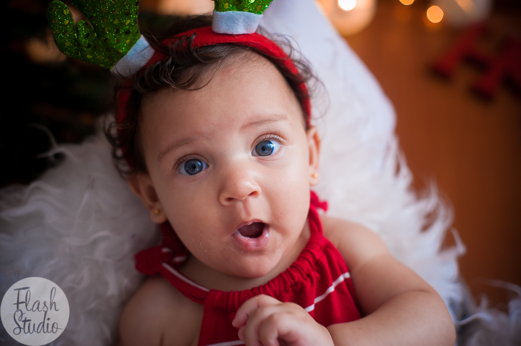 Bebê com olhos azuis em ensaio fotografico de natal, no rio de janeiro