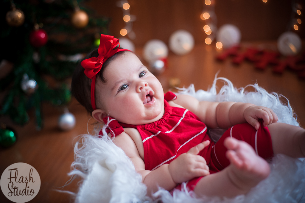 bebe no baldinho sorrindo em ensaio de natal, no rio de janeiro 