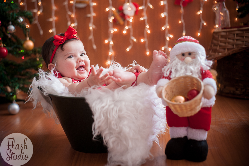 bebe em balde sorrindo em ensaio de natal, no rio de janeiro 