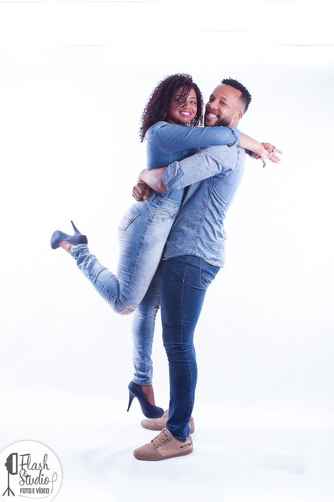 casal se beijando ensaio de casal em estudio, no rio de janeiro